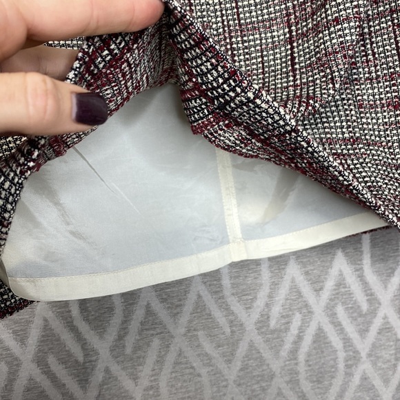 Banana Republic Mini Skirt Tweed Black, Cream, & Magenta / Red Lined. Size: 6 - Picture 4 of 6